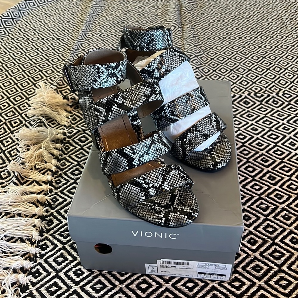 NWT size 7 wrap around heels
